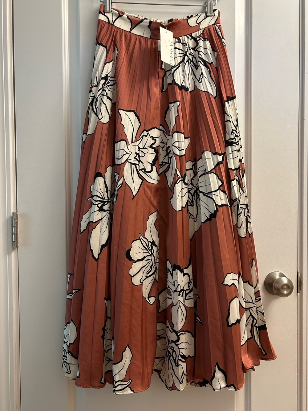New Evereve by Hutch Pleated Midi Skirt in Taupe and White Floral